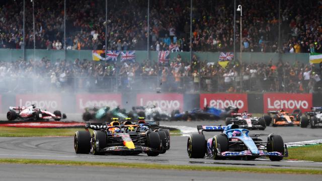 F1英国站塞恩斯夺首冠 周冠宇卷入事故所幸无大碍