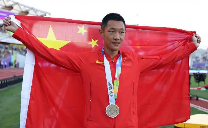 从第五到第一！中国飞人王嘉男最后一跳爆发逆转摘金，绝杀奥运冠军创历史