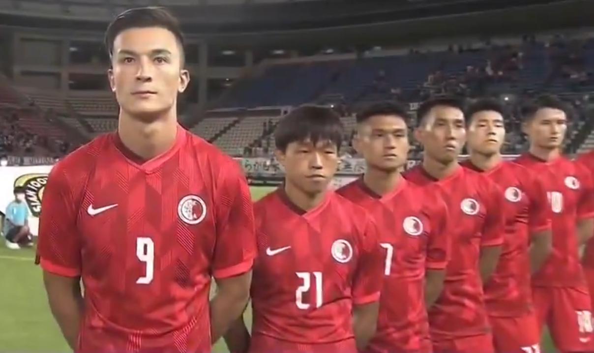 生气！东亚杯的羞耻场面：11位香港队员对唱国歌抵触，运动员们纷纷低下了头。
