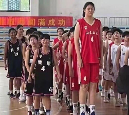 15岁女篮小将身高堪比姚明，决赛砍37分，她是不是女篮的未来？