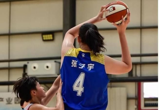 15岁女篮小将身高堪比姚明，决赛砍37分，她是不是女篮的未来？(5)
