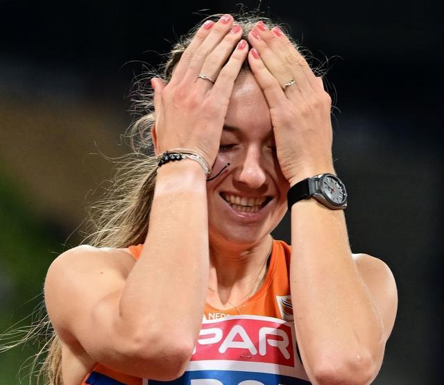 49秒44！22岁荷兰美女称霸欧洲，创下3大纪录，现场抱头喜极而泣(1)
