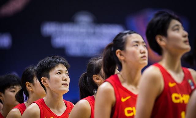 没让大家失望中国队17分大胜韩国迈入4强小姑娘们激动晃动国旗