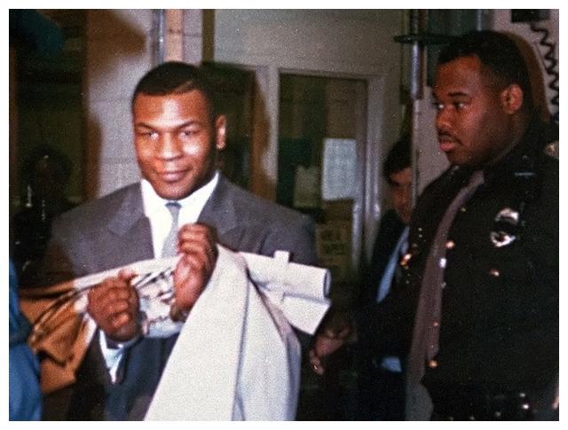 1992年拳王泰森入狱：勾上女狱警，趁天黑约会，3年后出狱一脚蹬(16)