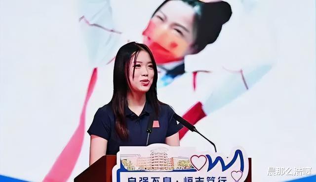 无缘世锦赛后又延毕，杨倩“新职位”被网友质疑：她上清华是笑话(3)