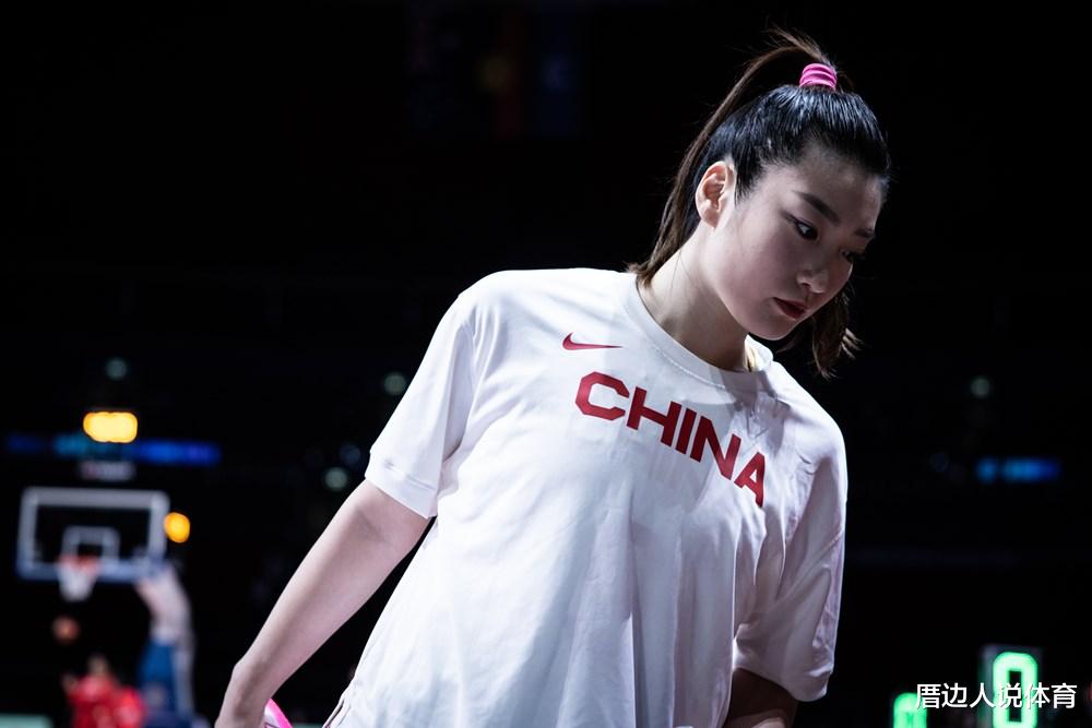 中国女篮有多受欢迎？李梦遇疯狂追星球迷扔手机求合影 客场变主场
