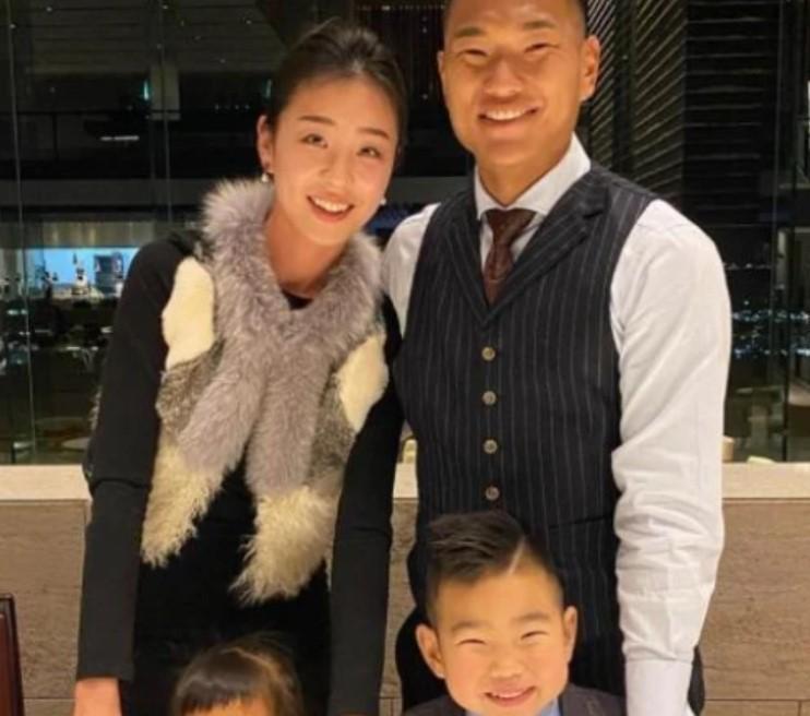 世界杯一哭成名的郑大世：与韩国空姐闪婚，生两娃零继承妻子颜值(20)