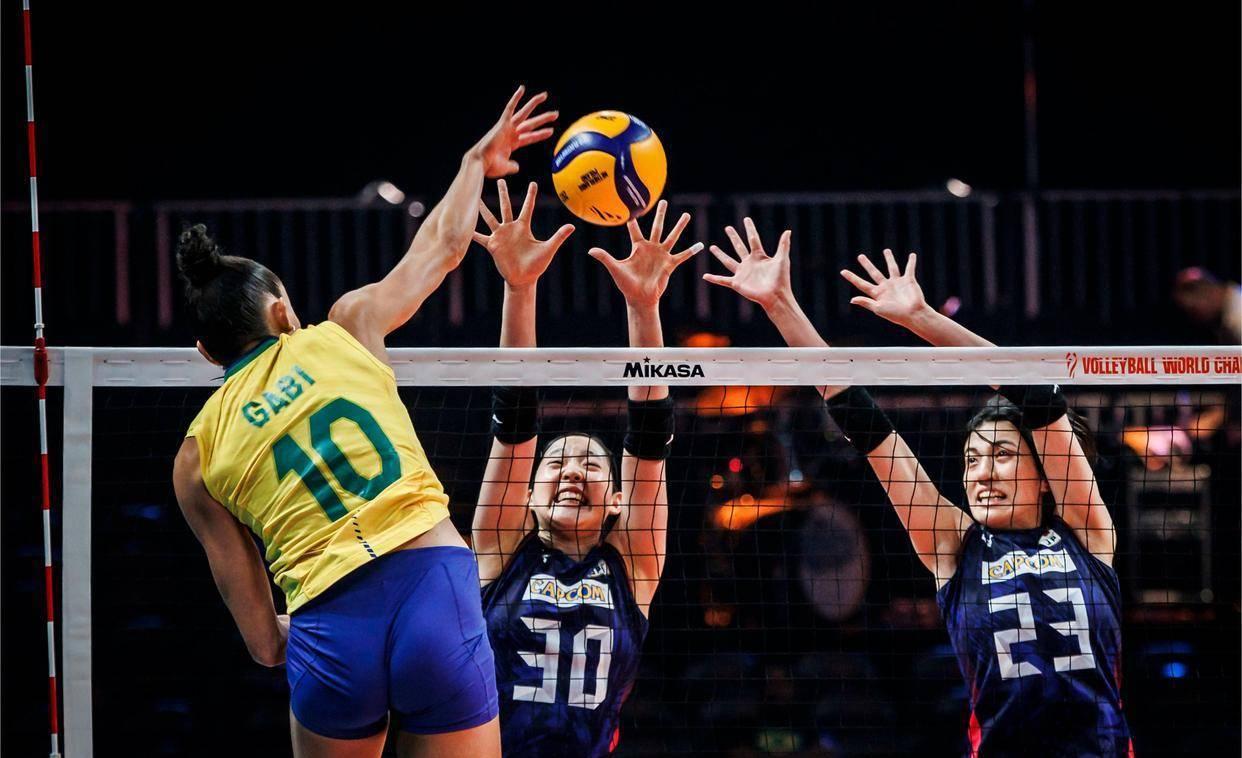 世锦赛1/4决赛：巴西发狠，日本犯哏，塞尔维亚女排木秀于林