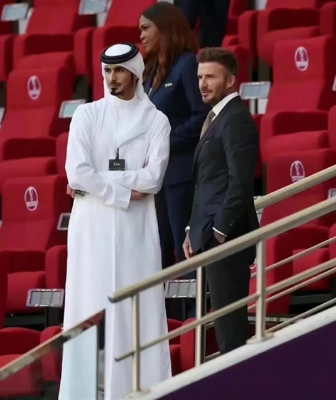 卡塔尔王子比贝克汉姆还帅！穿长袍亮相世界杯，和小贝同框更吸睛(2)