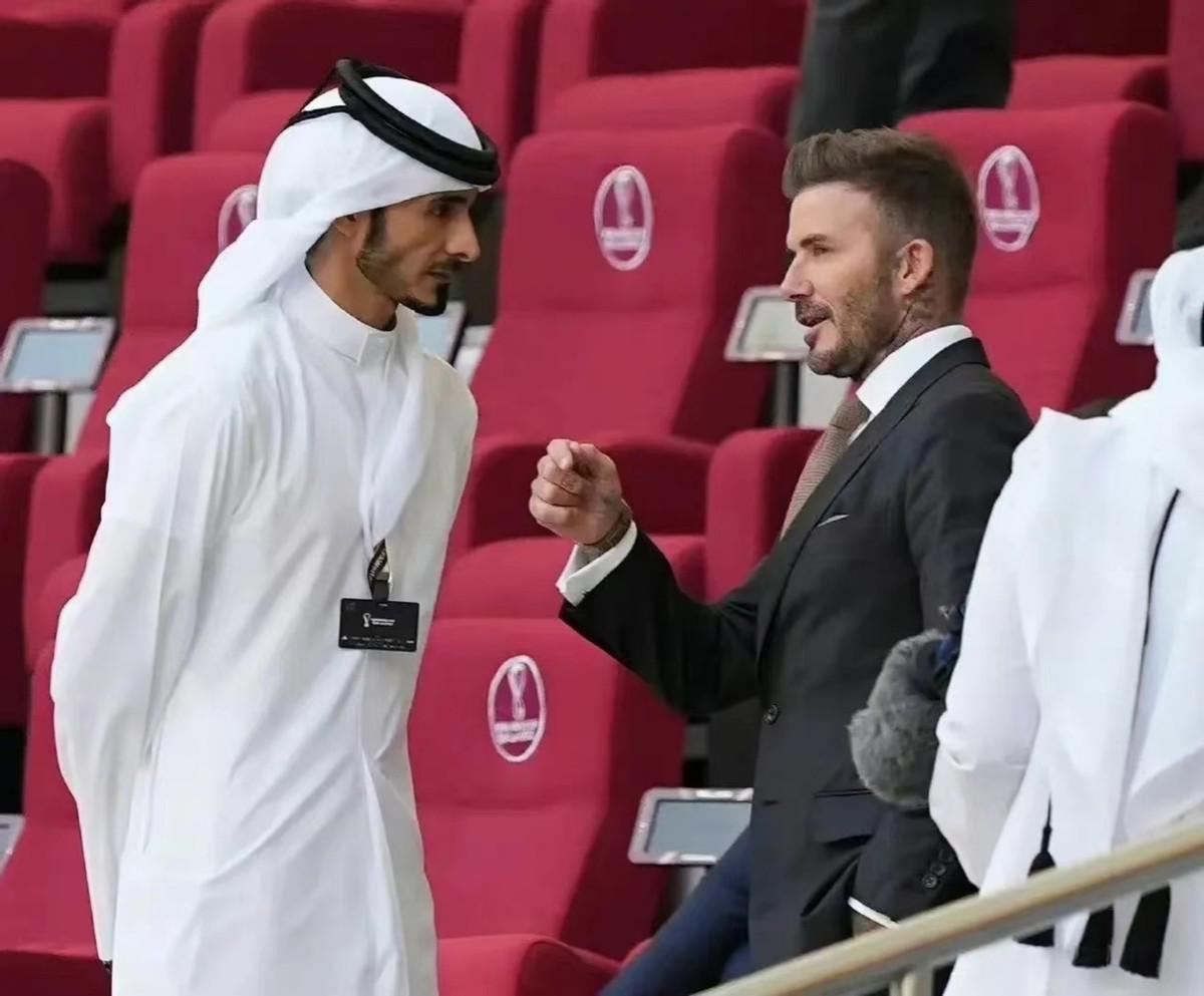 卡塔尔王子比贝克汉姆还帅！穿长袍亮相世界杯，和小贝同框更吸睛(3)