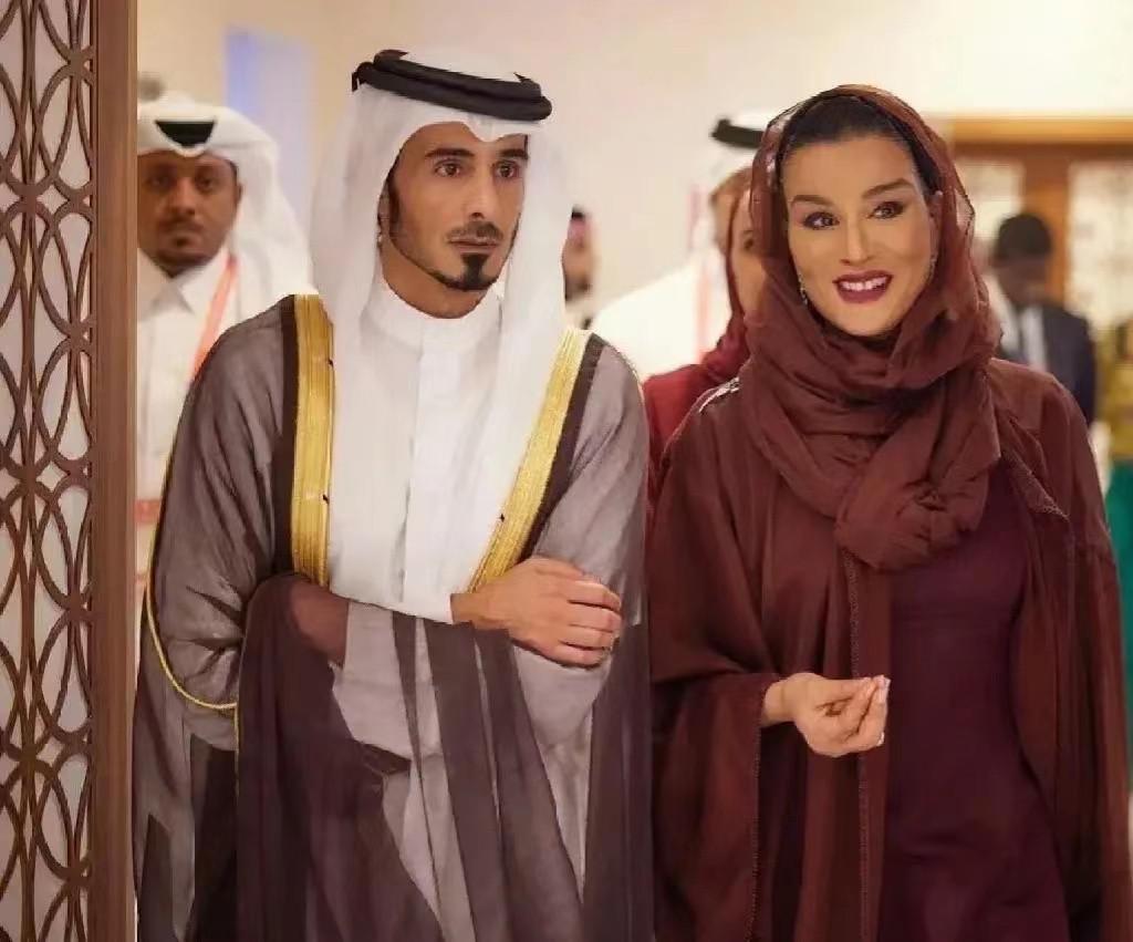 卡塔尔王子比贝克汉姆还帅！穿长袍亮相世界杯，和小贝同框更吸睛(6)