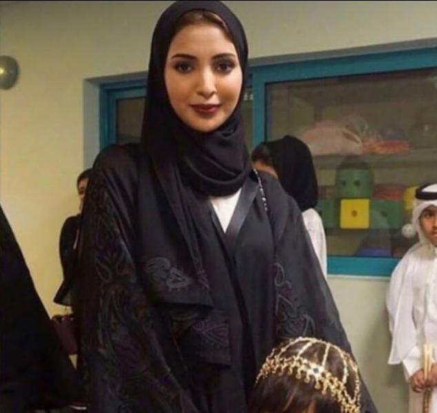 卡塔尔埃米尔的二房老婆！带着小公主看世界杯，长得确实温婉可人(2)