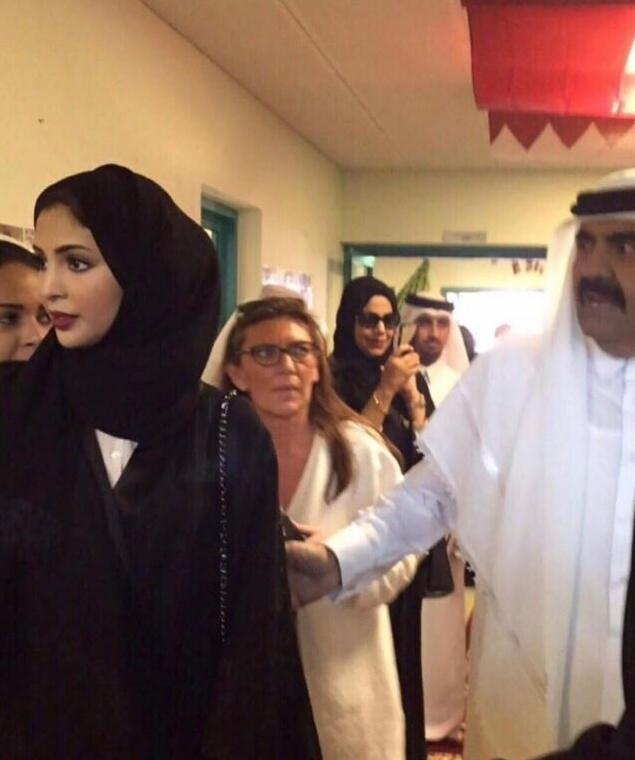 卡塔尔埃米尔的二房老婆！带着小公主看世界杯，长得确实温婉可人(5)