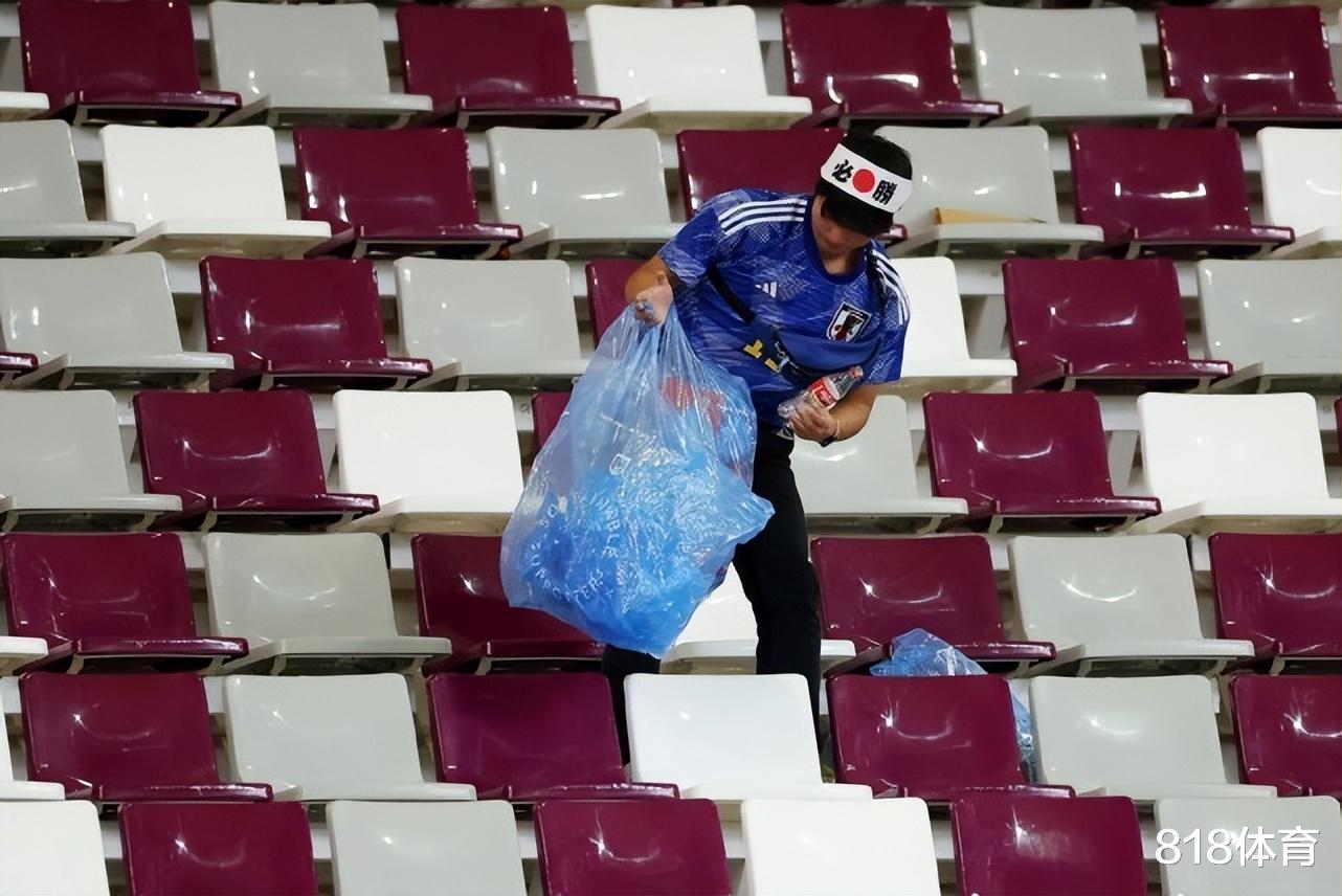 有点装! 日本球迷谈赛后捡垃圾: 我们的心是干净的 所以看台必须干净(1)