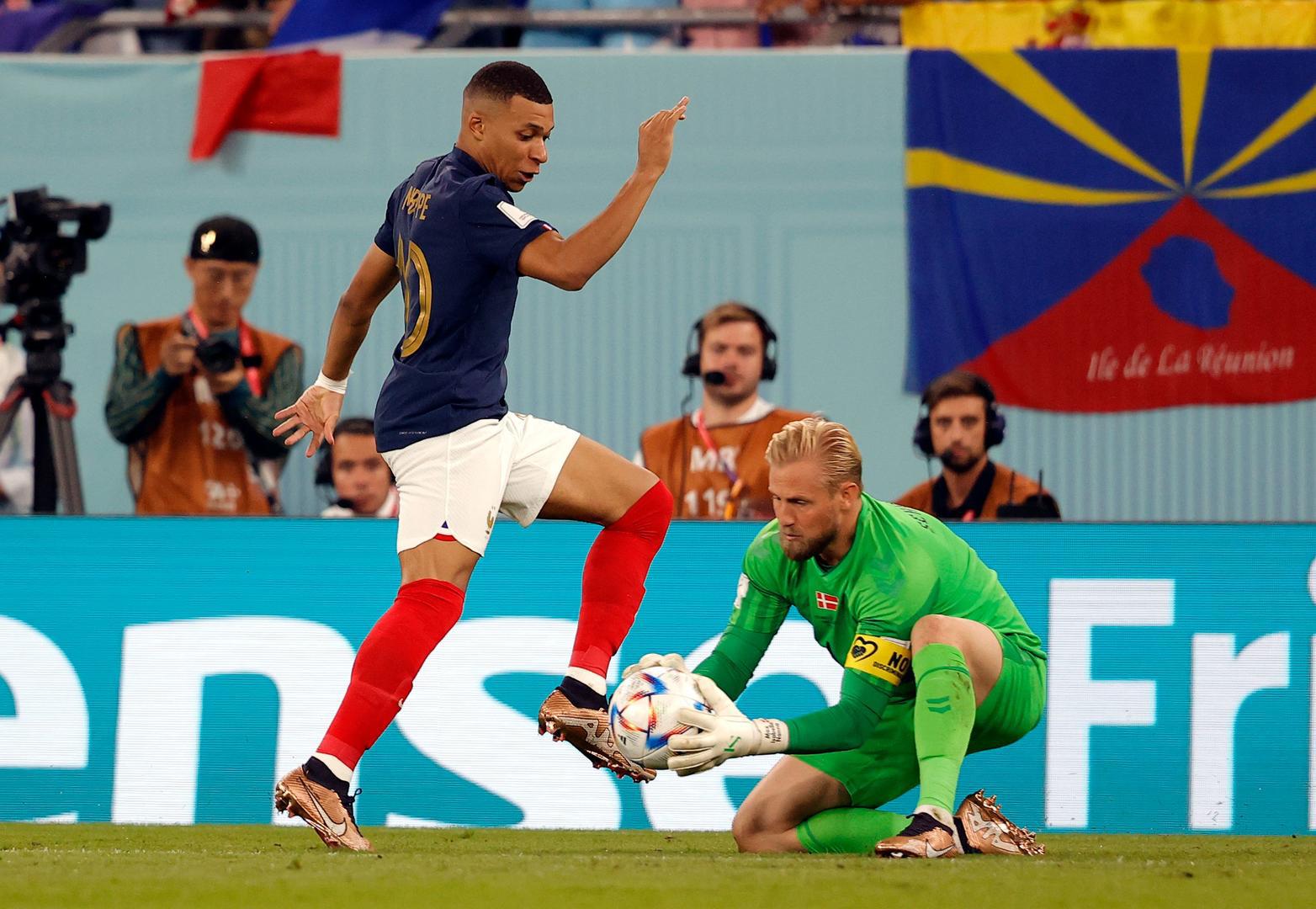 丹麦门神差点阻击法国队,小舒梅切尔世界杯出场超越老爸却留遗憾(2)