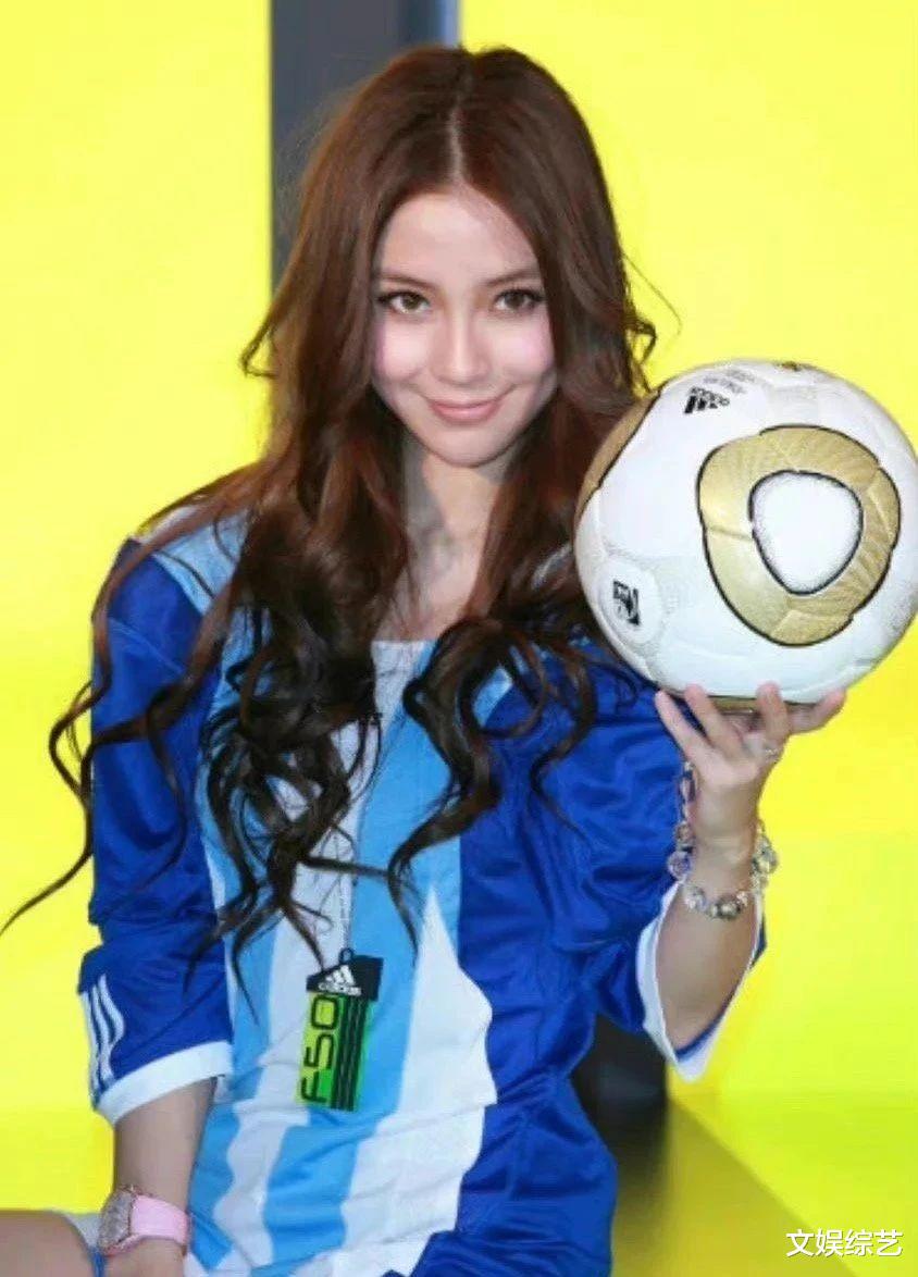 33岁杨颖有多爱足球？身穿阿根廷足球衣，与孩子一起踢足球(4)