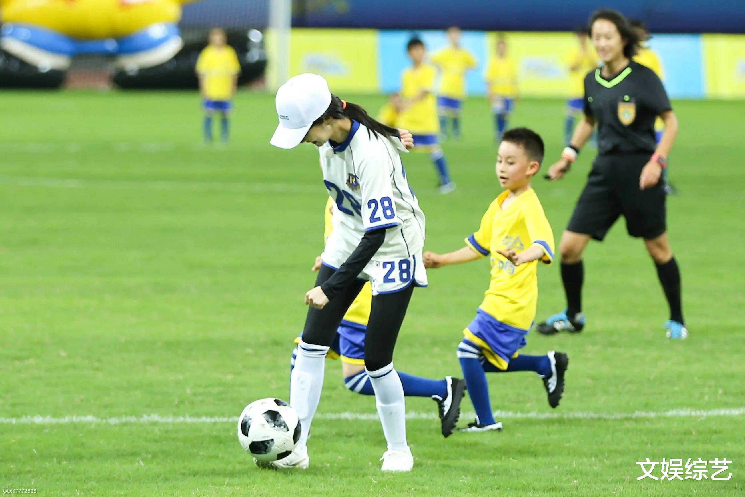 33岁杨颖有多爱足球？身穿阿根廷足球衣，与孩子一起踢足球(8)