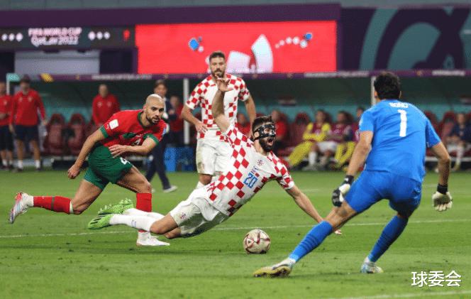 世界杯大争议！裁判被摩洛哥球员围攻，抗议+拽手臂，真的不想输