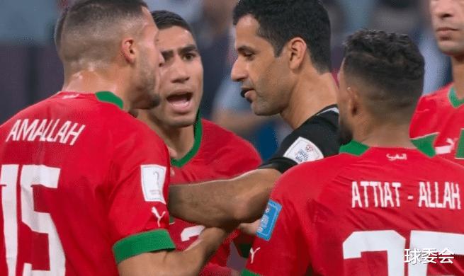 世界杯大争议！裁判被摩洛哥球员围攻，抗议+拽手臂，真的不想输(3)