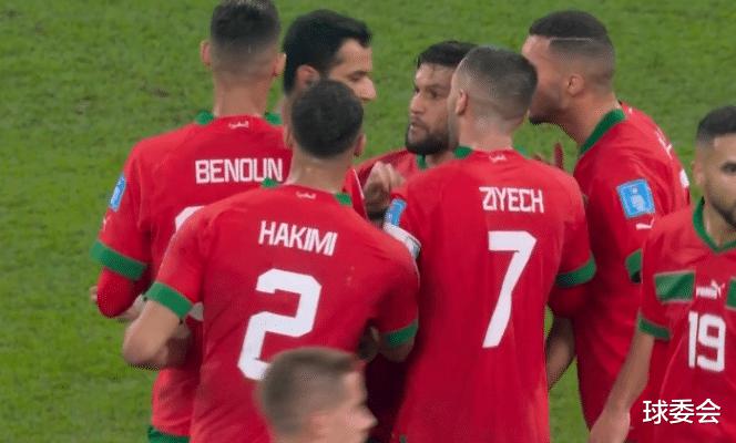 世界杯大争议！裁判被摩洛哥球员围攻，抗议+拽手臂，真的不想输(4)