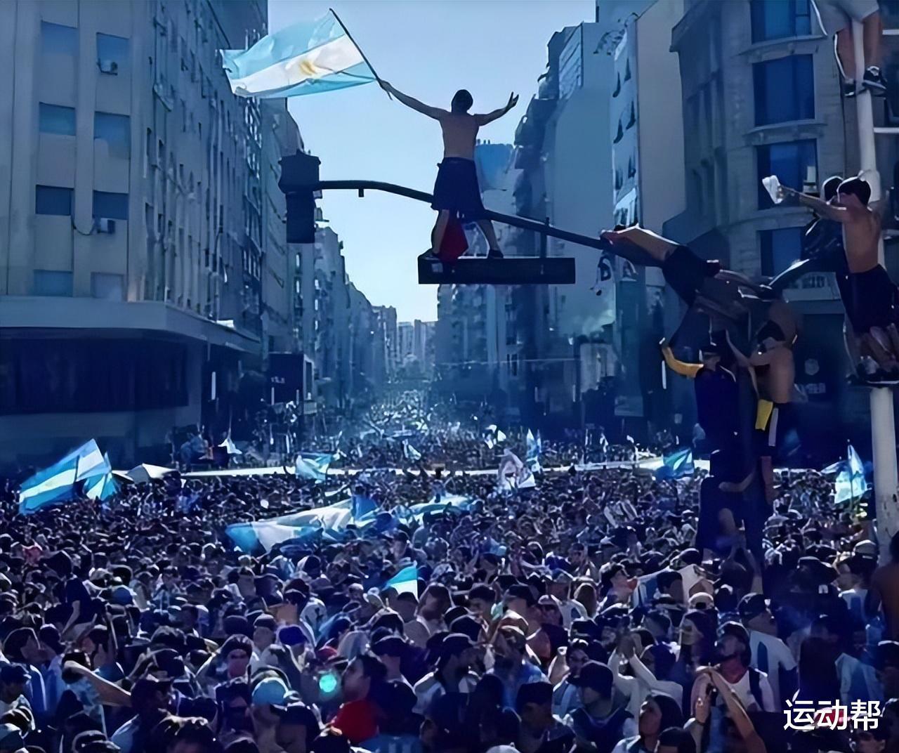 阿根廷夺冠庆典提前结束？原因都是球迷造成！直升机都用上了！(2)