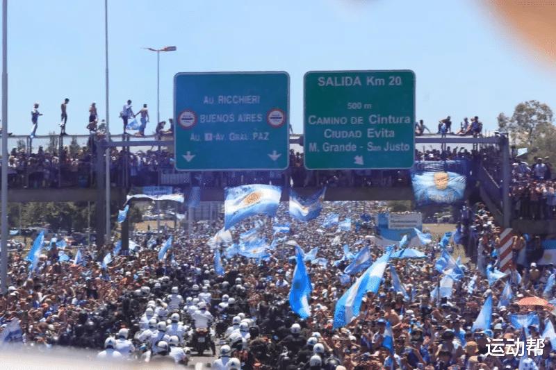 阿根廷夺冠庆典提前结束？原因都是球迷造成！直升机都用上了！(5)