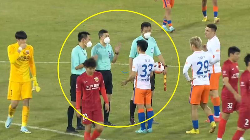 赛后，山东泰山球员找裁判讨说法！记者不解：那个球怎么越位了？(3)
