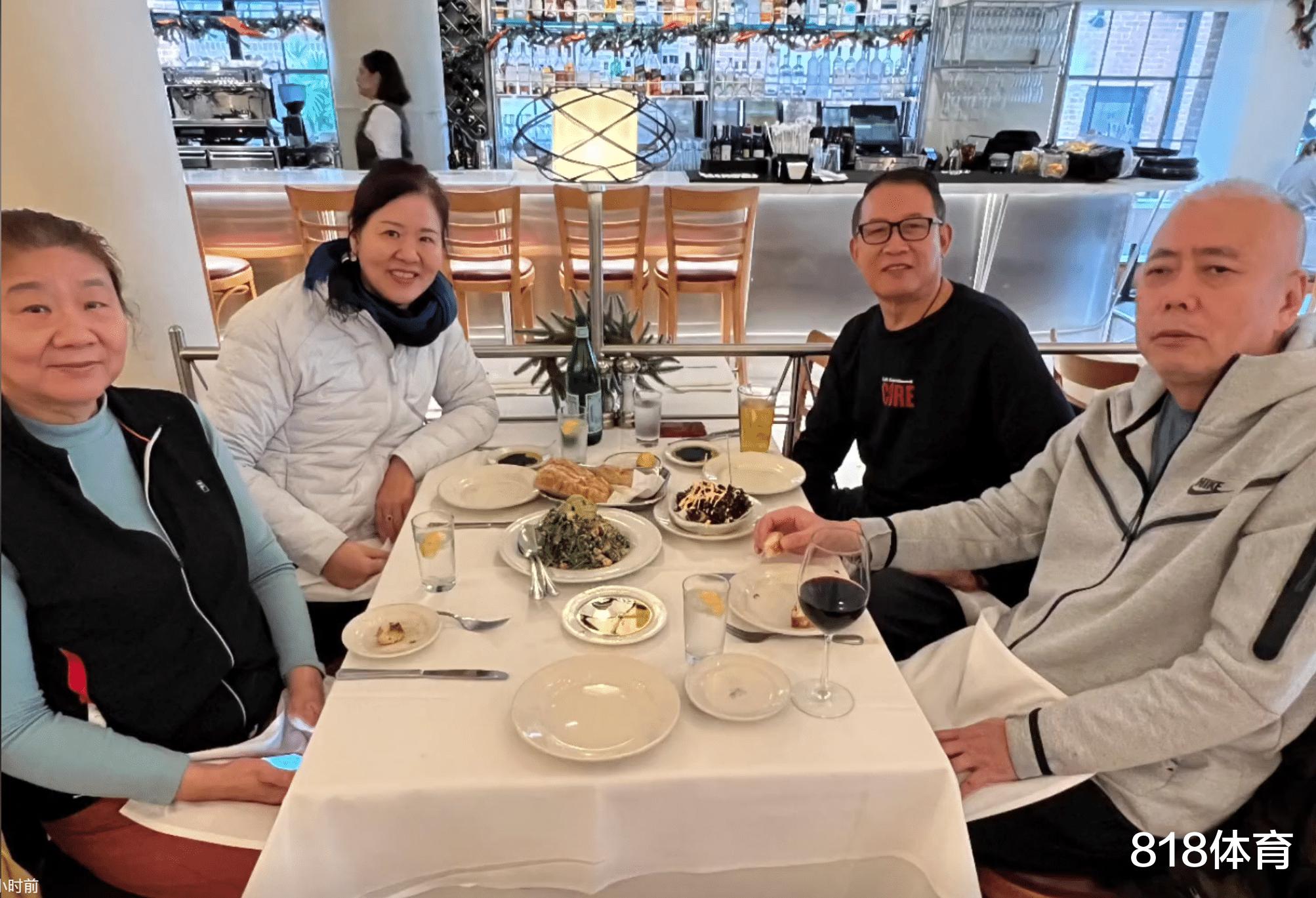 幸福! 62岁郎平美国洛杉矶跨年, 与老公姐姐姐夫中餐馆吃饭红光满面(6)