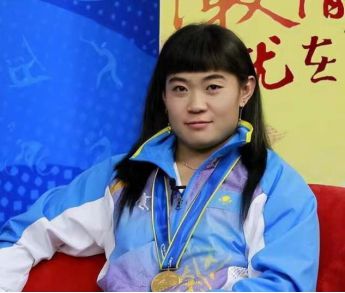 2012年奥运会，姚丽获得举重金牌，她接受采访时的举动令人心寒(3)