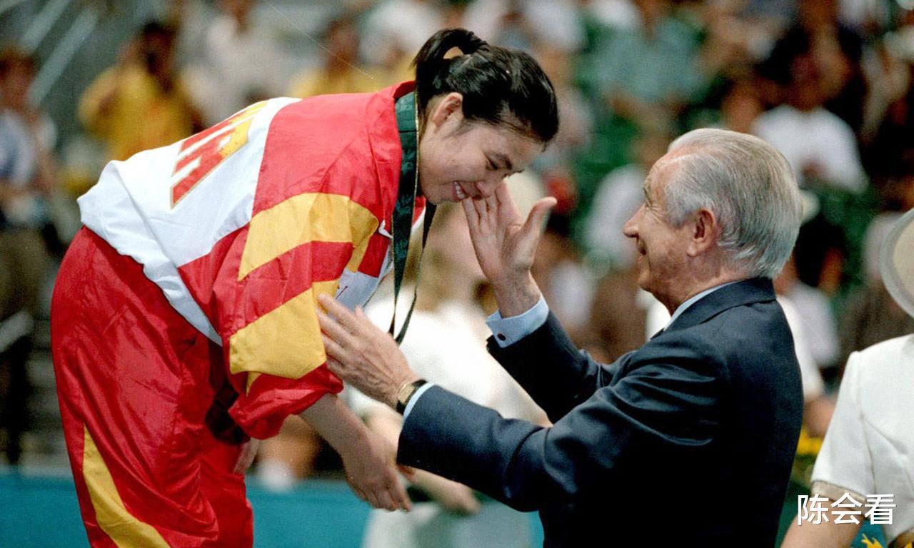 邓亚萍拿过18个世界冠军，退役后捐50亿为体育事业，现状如何？(2)