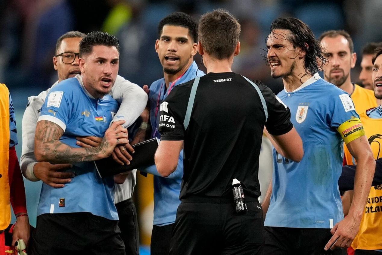 禁赛，乌拉圭四人遭遇处罚，FIFA罚单再度来袭