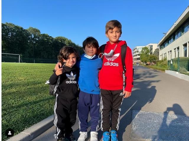 三个孩子都在巴黎上美国学校，梅西或已在为去美国踢球做准备(1)