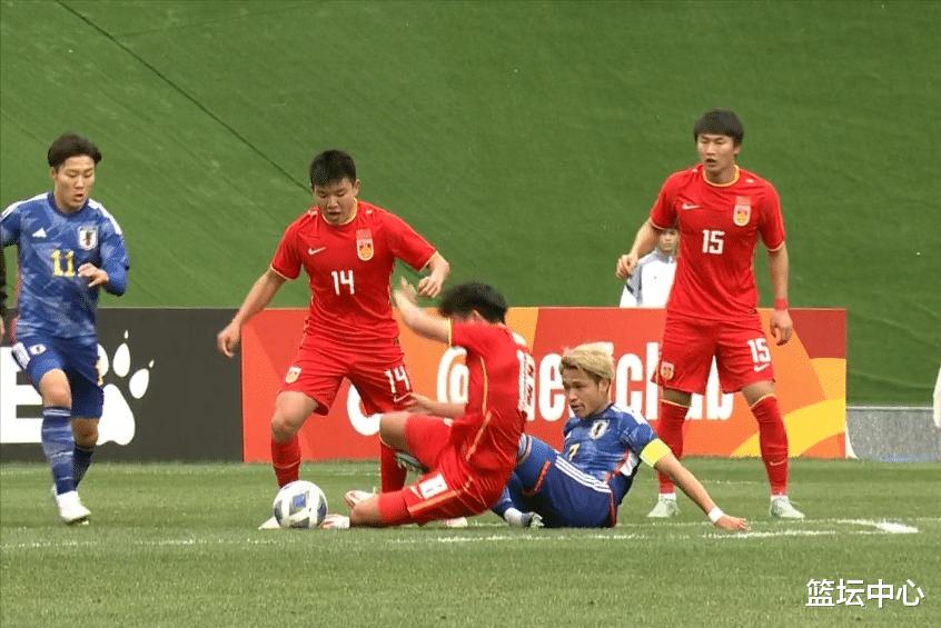 比分2比1，日本进仨球，国青全队在场内总结训话，态度值得表扬(3)