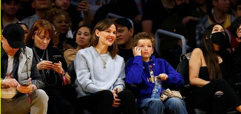 本·阿弗莱克11岁的小儿子曝光！与老妈现身NBA球场酷帅模样超像爸(5)