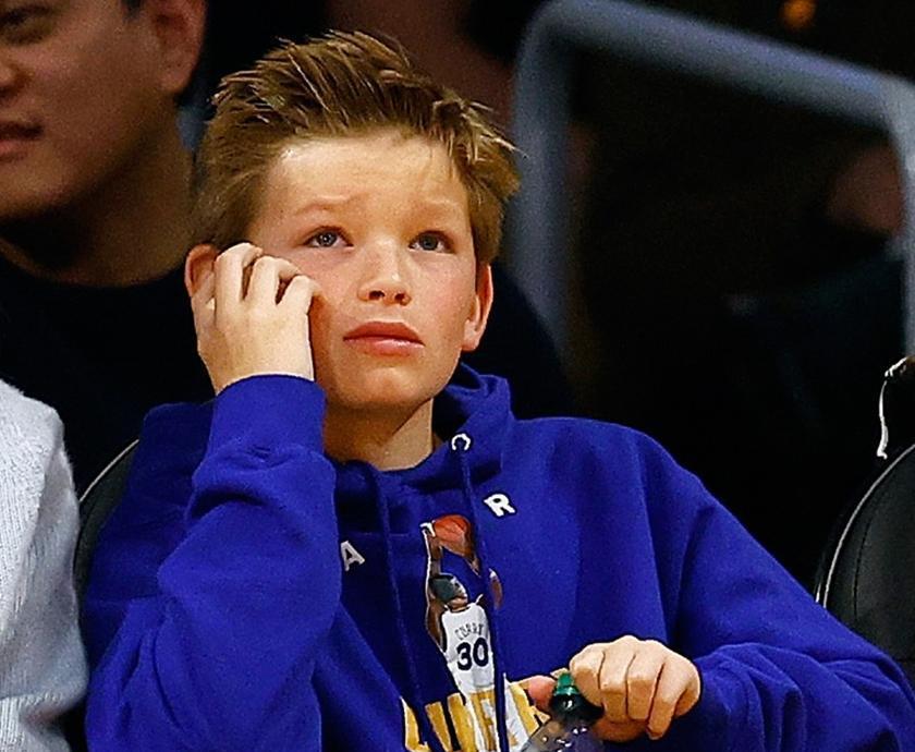 本·阿弗莱克11岁的小儿子曝光！与老妈现身NBA球场酷帅模样超像爸(6)