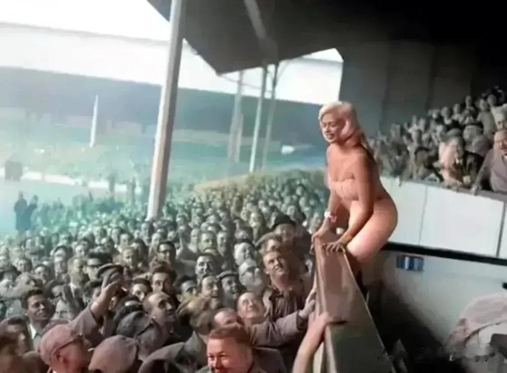 体育场内正在进行一场激烈的足球比赛，看台上出现了一位性感的少女，台下所有的人把目(2)