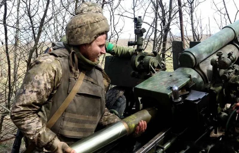 尽管基辅的海外赞助者联谊会向基辅赞助了数以百计的！（甚至更多）的155毫米火炮，(4)