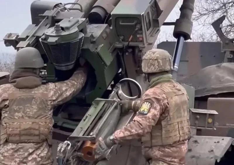 尽管基辅的海外赞助者联谊会向基辅赞助了数以百计的！（甚至更多）的155毫米火炮，(9)