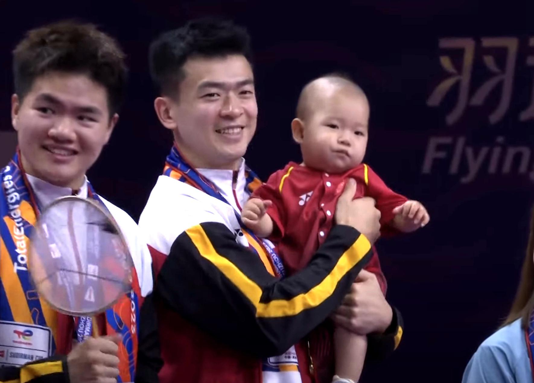 人生赢家！国羽世界冠军抱着儿子登台领奖，26岁就事业家庭双丰收