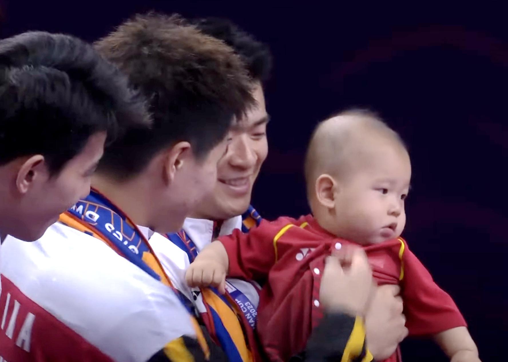 人生赢家！国羽世界冠军抱着儿子登台领奖，26岁就事业家庭双丰收(2)
