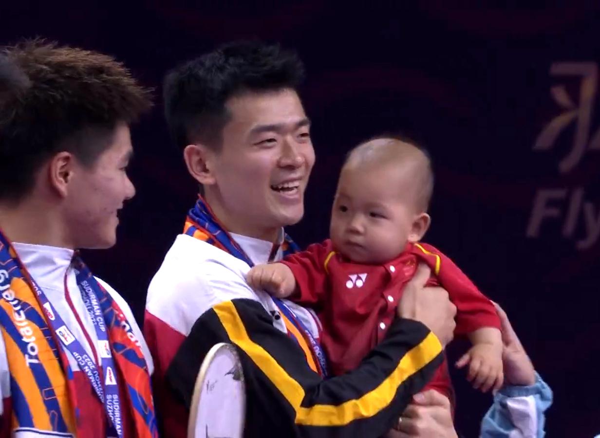人生赢家！国羽世界冠军抱着儿子登台领奖，26岁就事业家庭双丰收(3)