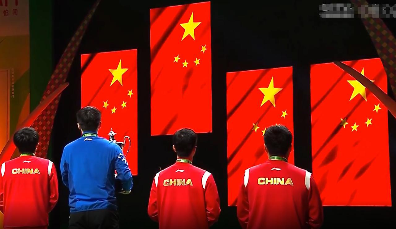 四面五星红旗升起，中国男乒包揽金银铜牌。

其中樊振东冠军，王楚钦亚军，马龙和梁