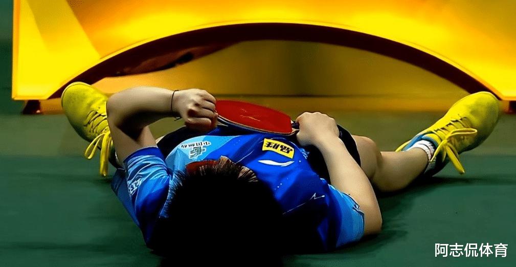 德班世乒赛：孙颖莎夺冠后躺在地上庆祝，所有的压力在这一刻释放(4)