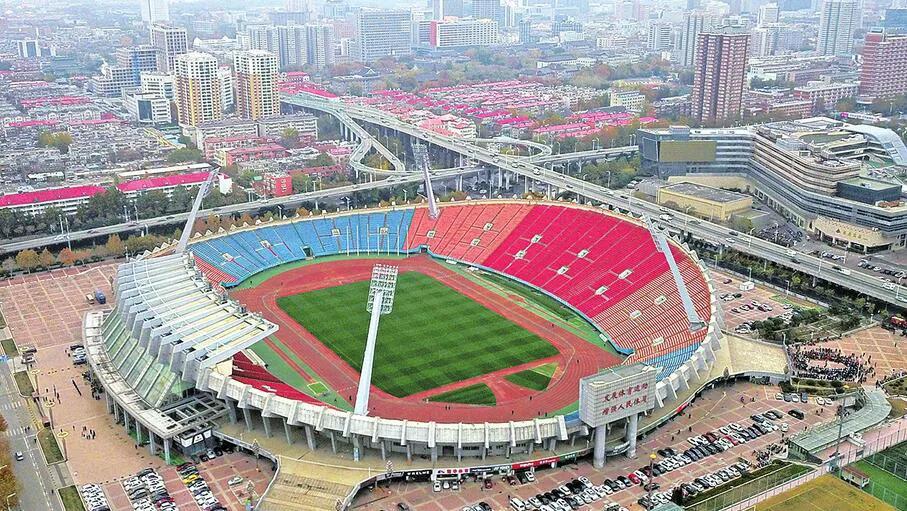 其实，把省体育中心改建成专业足球场，作为泰山队的主场更合适。

位于城市中心地带