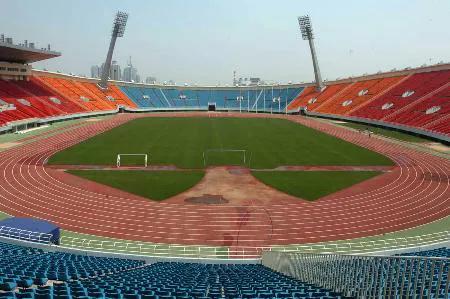 其实，把省体育中心改建成专业足球场，作为泰山队的主场更合适。

位于城市中心地带(2)