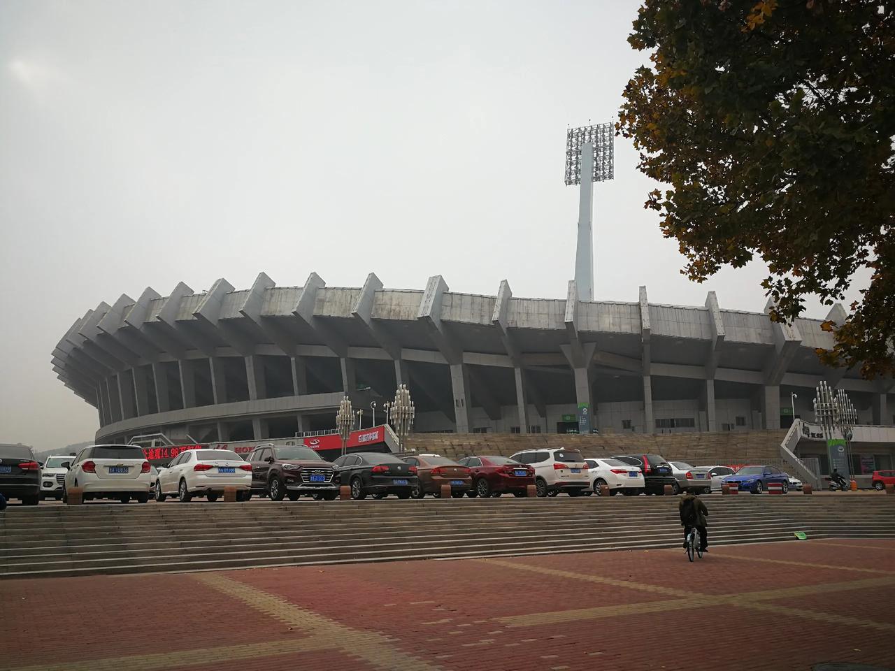 其实，把省体育中心改建成专业足球场，作为泰山队的主场更合适。

位于城市中心地带(3)