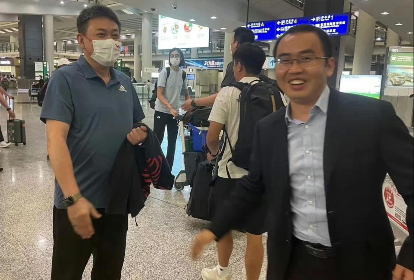 中国女排抵达香港，机场受到热情迎接，日本站14人悉数在列(1)