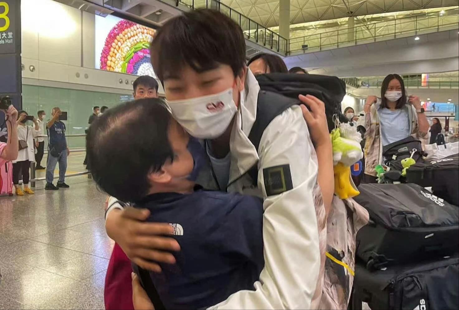 中国女排抵达香港，机场受到热情迎接，日本站14人悉数在列(3)