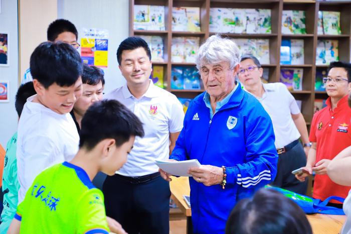 米卢：中国足球仍需“快乐”理念 有机会想去海南看看(1)