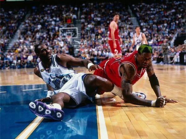 NBA十大打架高手：乔丹肋骨被撞断，巴克利掀翻奥尼尔